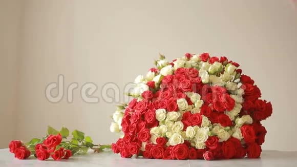鲜艳的红白玫瑰花束花店女收了一束视频的预览图