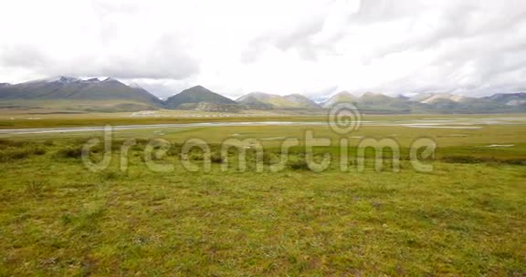 4k云团滚滚翻过西藏山河水流淌草原视频的预览图
