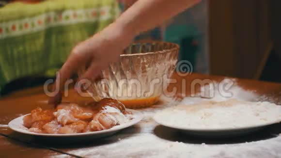 在家庭厨房里的一盘面粉上的肉瀑布视频的预览图