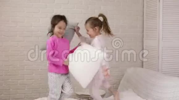 两个可爱的孩子们在卧室里玩视频的预览图