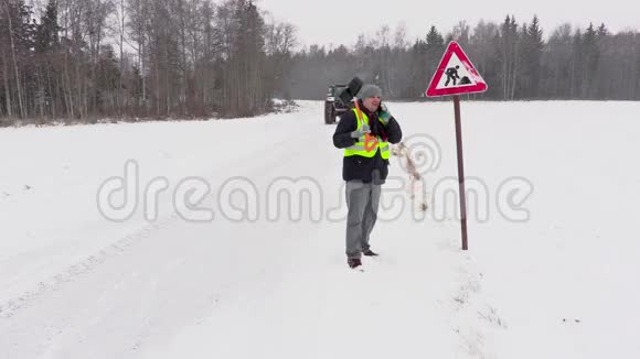 路牌附近有雪铲的工人视频的预览图