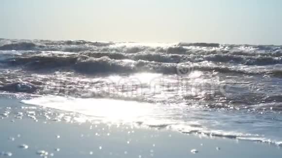 海浪在大海和海滩上视频的预览图