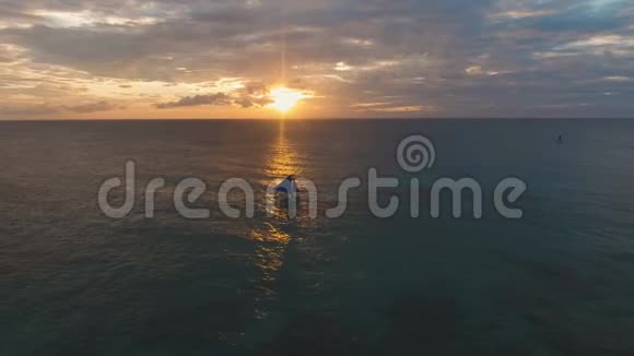 日落时航行游艇视频的预览图
