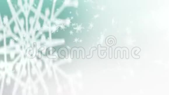 雪落在绿色的背景上视频的预览图