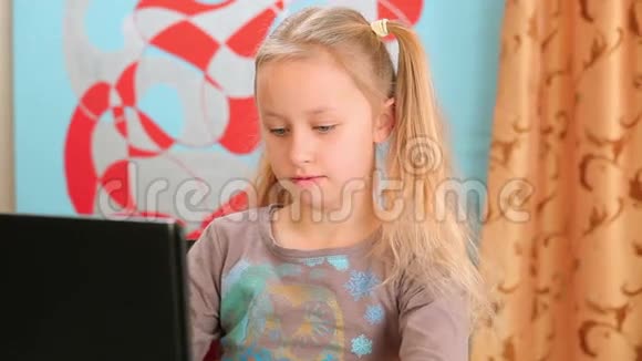 女孩用黑色笔记本电脑上网视频的预览图