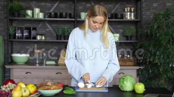 年轻女人在厨房做饭健康食品视频的预览图