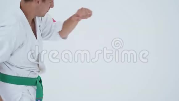 武术大师在体育馆的格斗训练视频的预览图