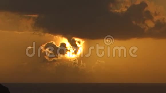 太阳在迎风的岛屿上落下视频的预览图