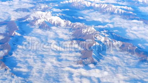 透过飞机窗的美丽景色飞机带着云彩在山上飞行视频的预览图