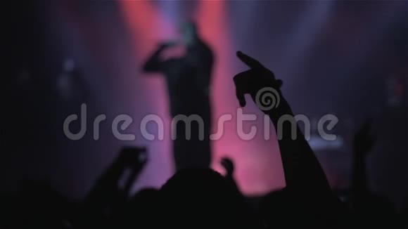 音乐会上人们举起双手的剪影受虐的音乐家视频的预览图