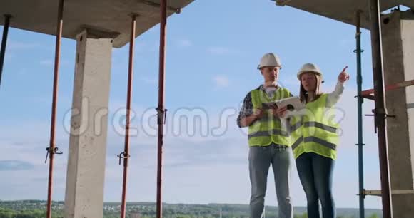 施工经理和工程师在建筑现场工作视频的预览图