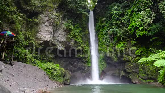 美丽的热带瀑布Camiguin菲律宾视频的预览图