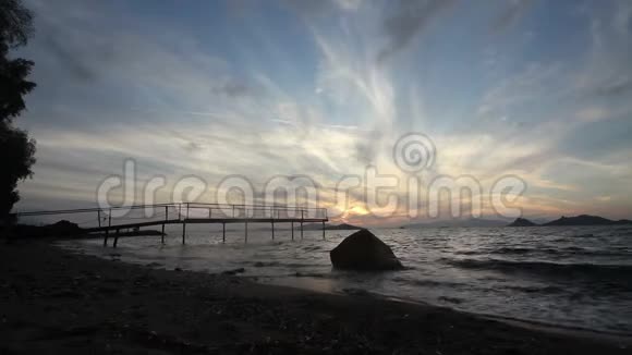 日落时的海景海岸的灯塔海滨城市图尔古特里斯和壮观的日落视频的预览图