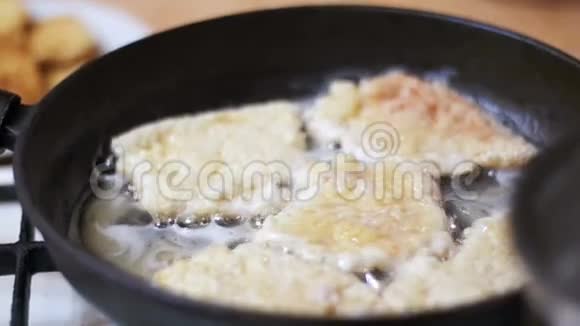 在家庭厨房的煎锅上煎肉慢动作视频的预览图