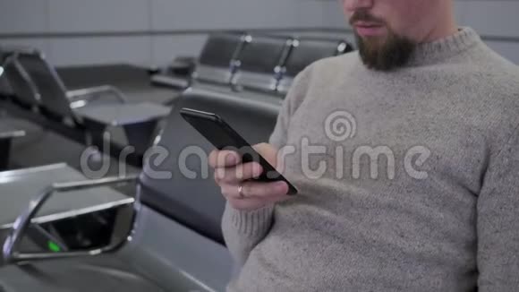 男人正在显示手机打字视频的预览图