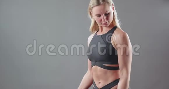 体重重的健身女人视频的预览图