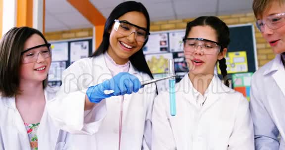 微笑着在实验室做化学实验的学生视频的预览图