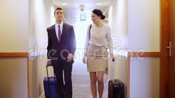 带旅行包的商务团队酒店走廊视频的预览图