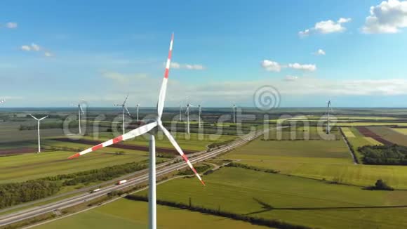 风轮机农场和农田的鸟瞰图奥地利视频的预览图