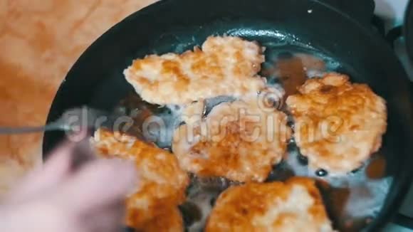 在家庭厨房的煎锅里煮肉汤慢动作视频的预览图