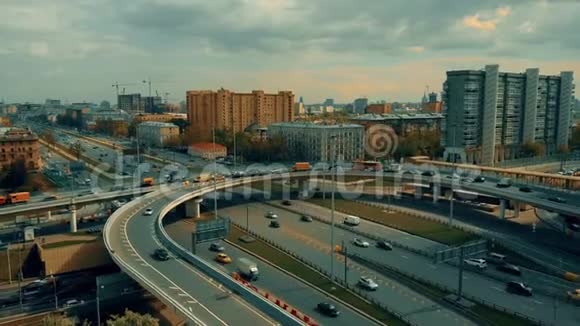 莫斯科城市公路立交桥交通堵塞视频的预览图
