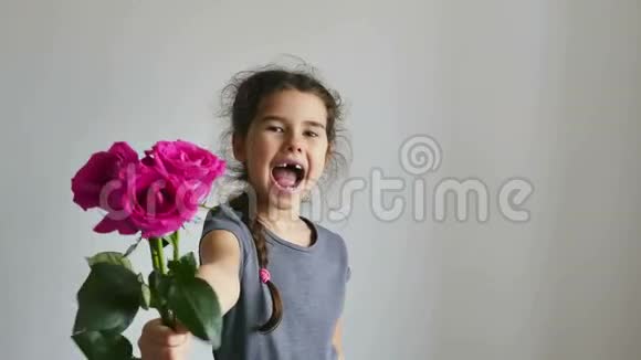 少女送花玫瑰快乐视频的预览图