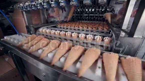 冰淇淋锥体生产工艺时光流逝视频的预览图