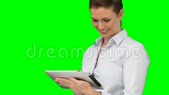 一个用平板电脑的女人视频的预览图