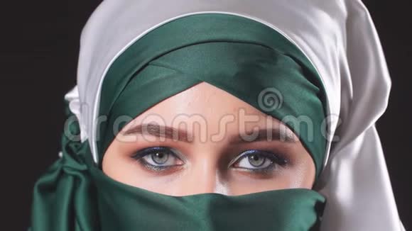 一个年轻漂亮的现代穆斯林妇女戴头巾的肖像视频的预览图