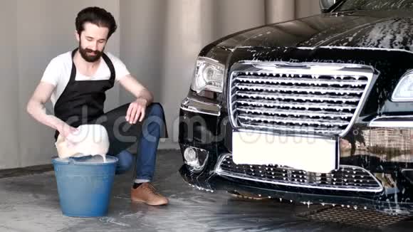 在车库里洗车的人视频的预览图
