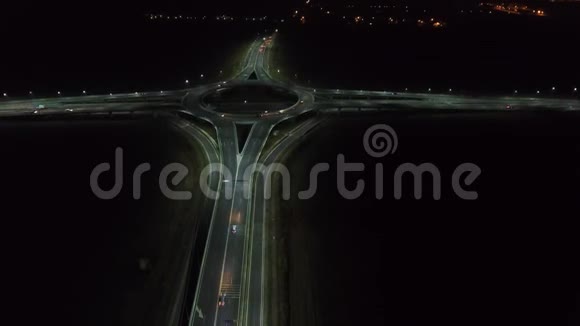 从无人驾驶飞机俯瞰环形交叉路口夜晚视频的预览图