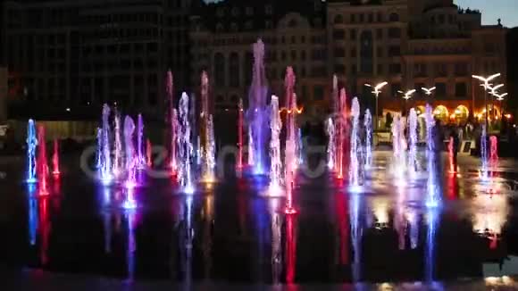 晚上城市的音乐喷泉视频的预览图