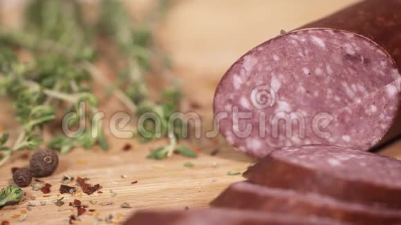 新鲜香肠在草药旁边的切割板上视频的预览图
