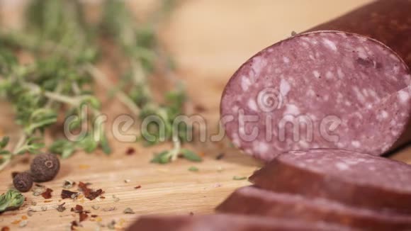 烤香肠在草药旁边的切割板上视频的预览图