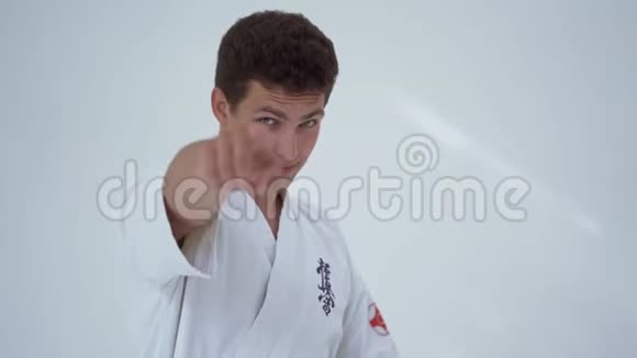 武术拳手在健身房锻炼视频的预览图