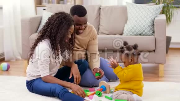 非洲家庭在家玩女儿游戏视频的预览图