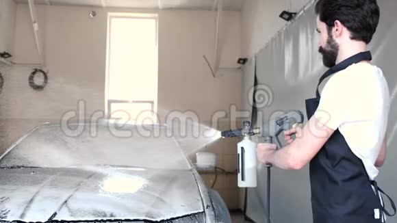 在车库里洗车的人视频的预览图