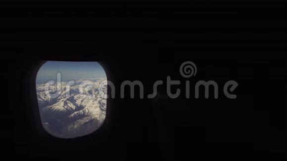 从山上的飞机窗口观看视频的预览图