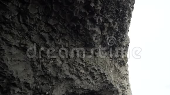 维克黑滩的玄武岩岩石视频的预览图