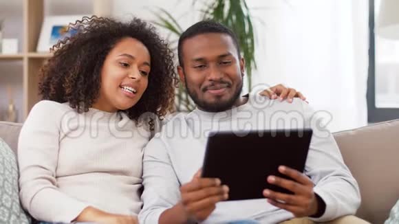 一对美国黑人夫妇家里有平板电脑视频的预览图