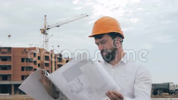 有蓝图的建筑工程师在建筑工地工作视频的预览图