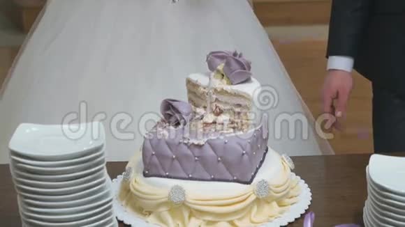 宴会上甜蜜美丽的婚礼蛋糕视频的预览图