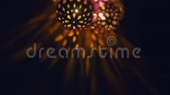 神奇的灯笼旋转给墙壁以美丽的眩光双手握有发光二极管的新年发光球视频的预览图