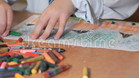 幼儿用粉笔和铅笔绘画视频的预览图