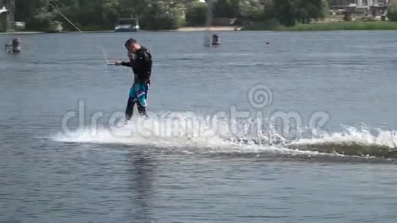 穿着潜水衣的帅哥正在河上骑着一辆尾板视频的预览图