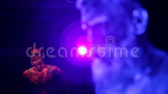 一幅用紫外线粉画的长须人的肖像视频的预览图