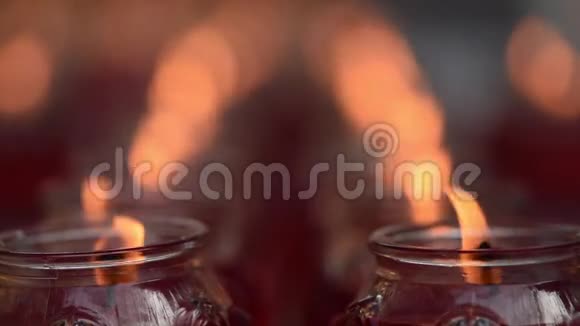 在佛寺烧蜡烛视频的预览图