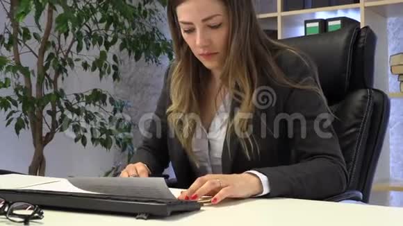 经理在电脑上写字并检查表格上的文档视频的预览图