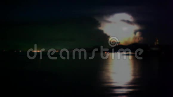 夜间海上的闪电时间流逝视频的预览图
