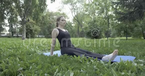 在绿色公园做普拉提的美女视频的预览图
